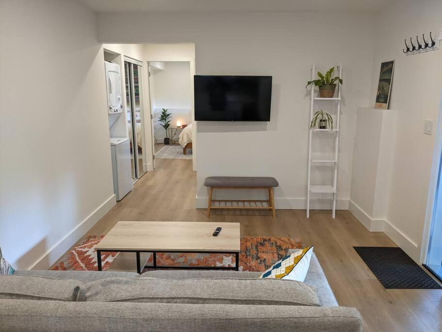 Bright Modern 1Br Suite In Sooke Village Core Exterior foto