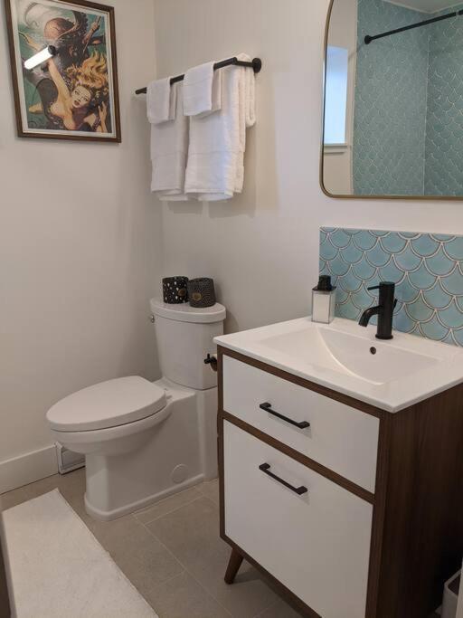 Bright Modern 1Br Suite In Sooke Village Core Exterior foto